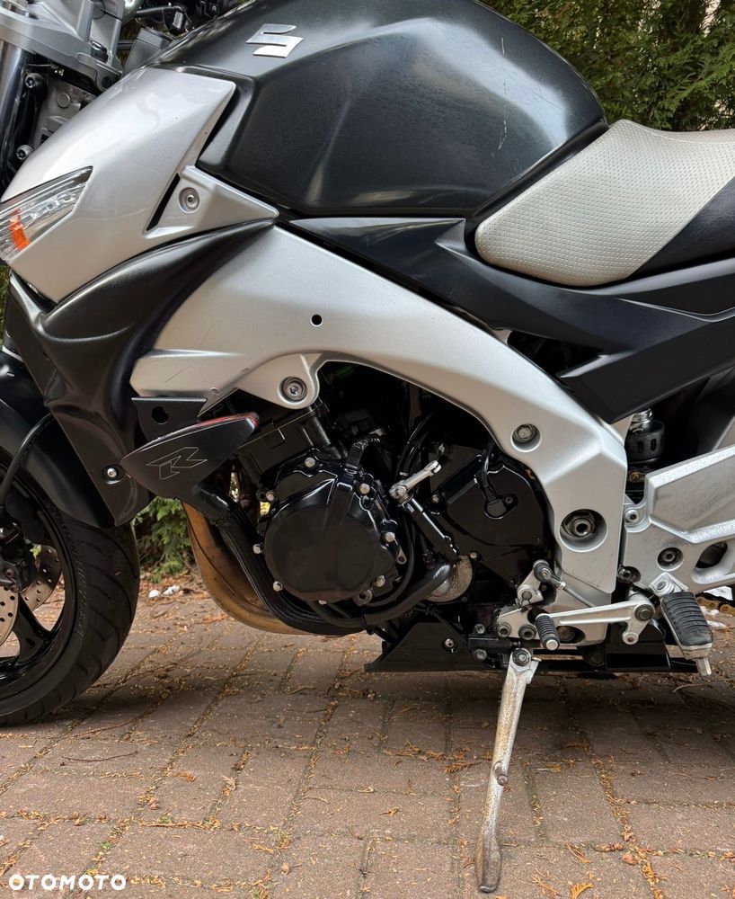Suzuki GSR - 14