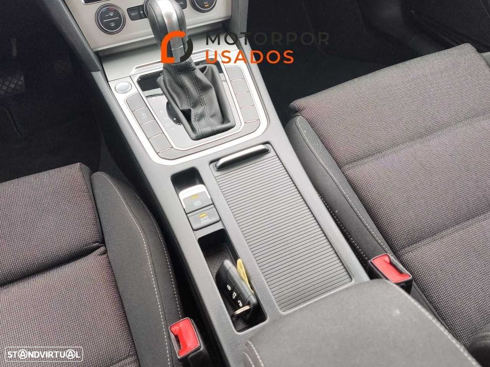 VW Passat Variant 2.0 TDI Confortline DSG - 24