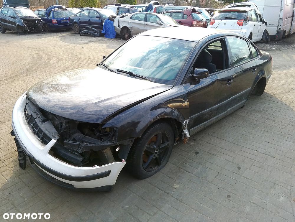 Volkswagen Passat B5 Przed Lift (97-00r.) 1.8 TB 149KM. Silnik APU / AEB / ANB / ATW / AUG Skrzynia EHV / DVX / DHW / EEN / DHF / DHY / DVZ lakier LC9Z/Z4. Cały na części. GWARANCJA !!! Przód Tył Zestaw Komplet Drzwi Klapa Zderzak Błotnik Maska Grill Atrapa Szyba Pas Lampa Lusterko Boczki Fotel Kanapa Kokpit Deska Rozdzielcza Przełącznik Włącznik Sterownik Przewody Wiązka Instalacja Moduł Komputer Czujnik Listwa Pompa Alternator Wtryski Głowica Rozrusznik Kompresor Sprzęgło Dwumas Silnik Skrzynia ABS Klimatyzacji Paliwa Wspomagania Kolektor Turbina Przepustnica Zawór Chłodnica Koło Hak Belka Sanki Zawieszenie Mcpherson Półoś Amortyzator Wydech Tłumik Zacisk Most - 1
