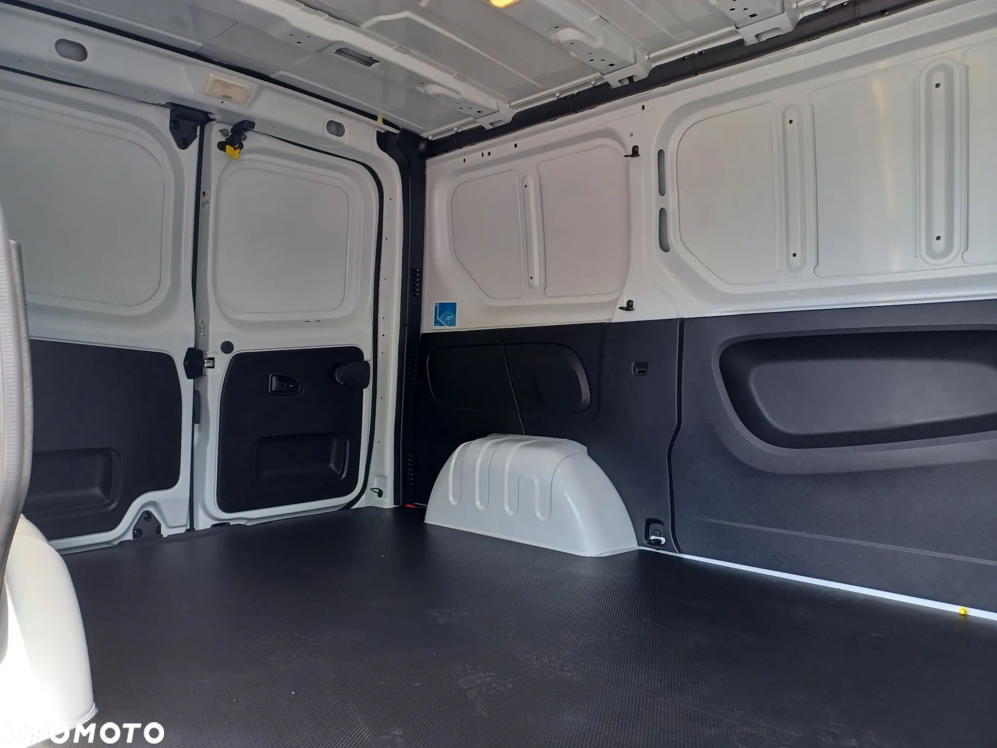 Renault TRAFIC 1H1 2.0 dCi 130 KM - 9