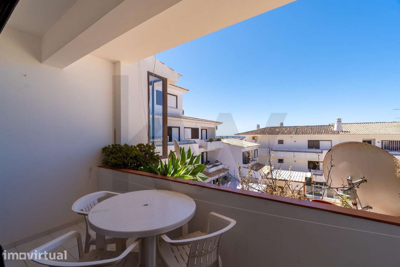 Oportunidade T2 Duplex em Albufeira: Vista Mar, Orientação Solar e Pot - Grande imagem: 5/30