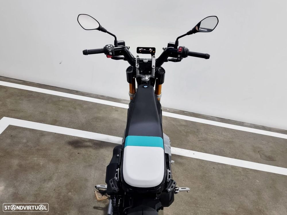 BMW CE 02 Cosmicblack - 9