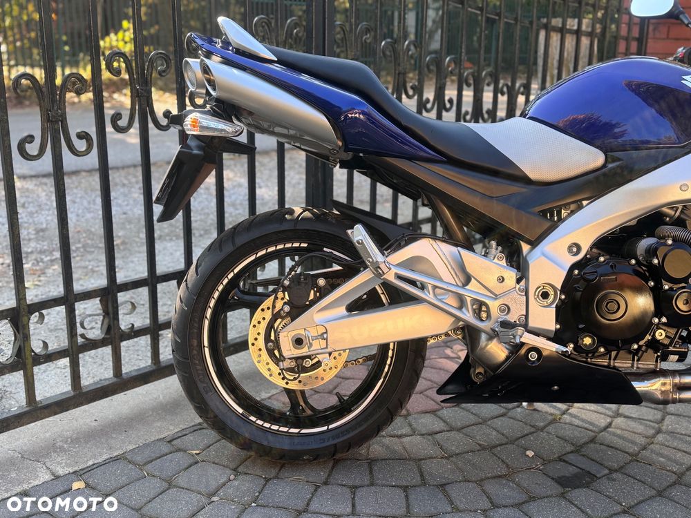 Suzuki GSR - 9