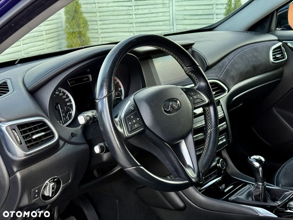 Infiniti Q30 1.6t Premium Tech - 10