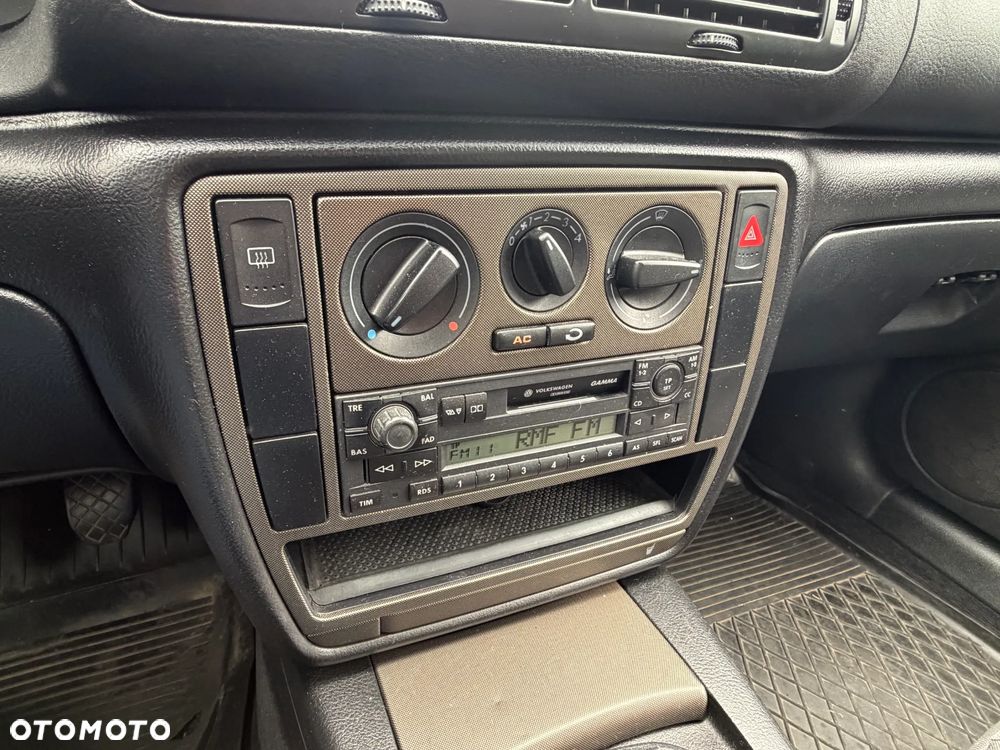 Volkswagen Passat 1.8 Comfortline - 15