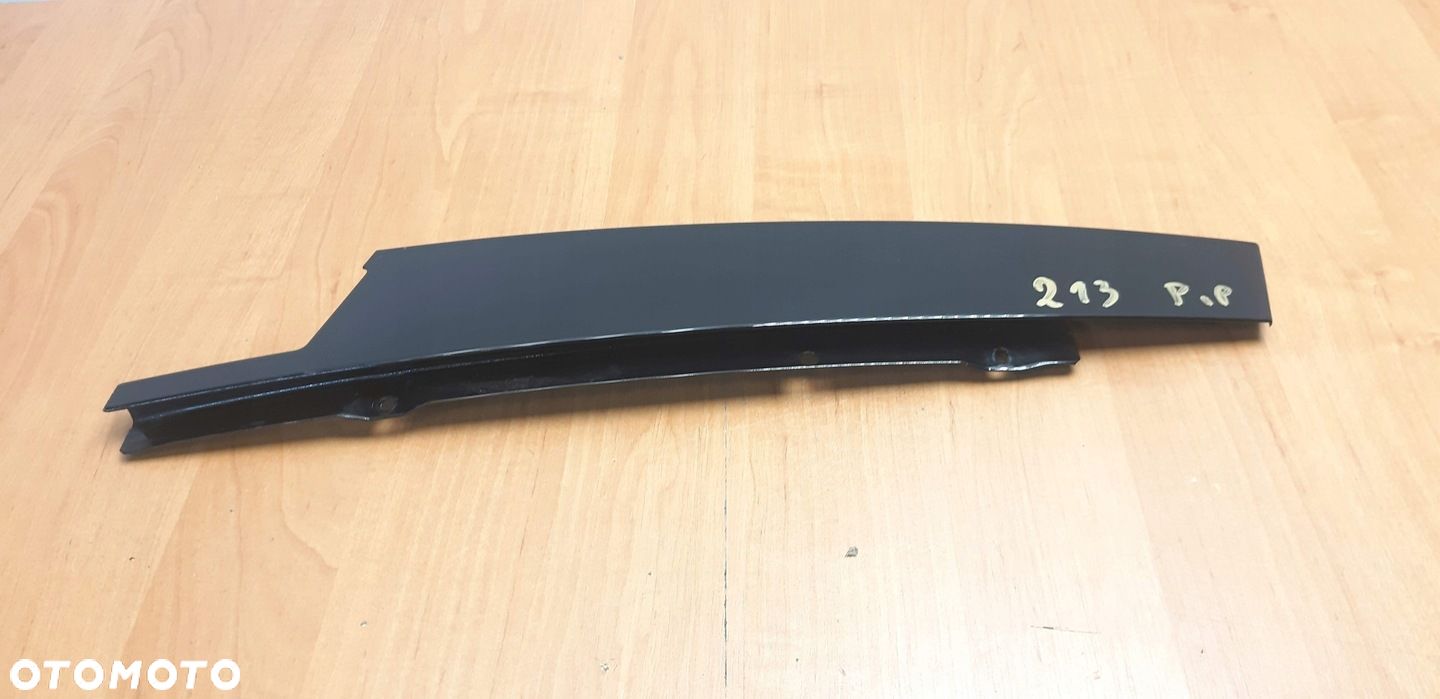 Mercedes E Klasa W213 listwa słupka drzwi prawy przód W2136900287 - 1
