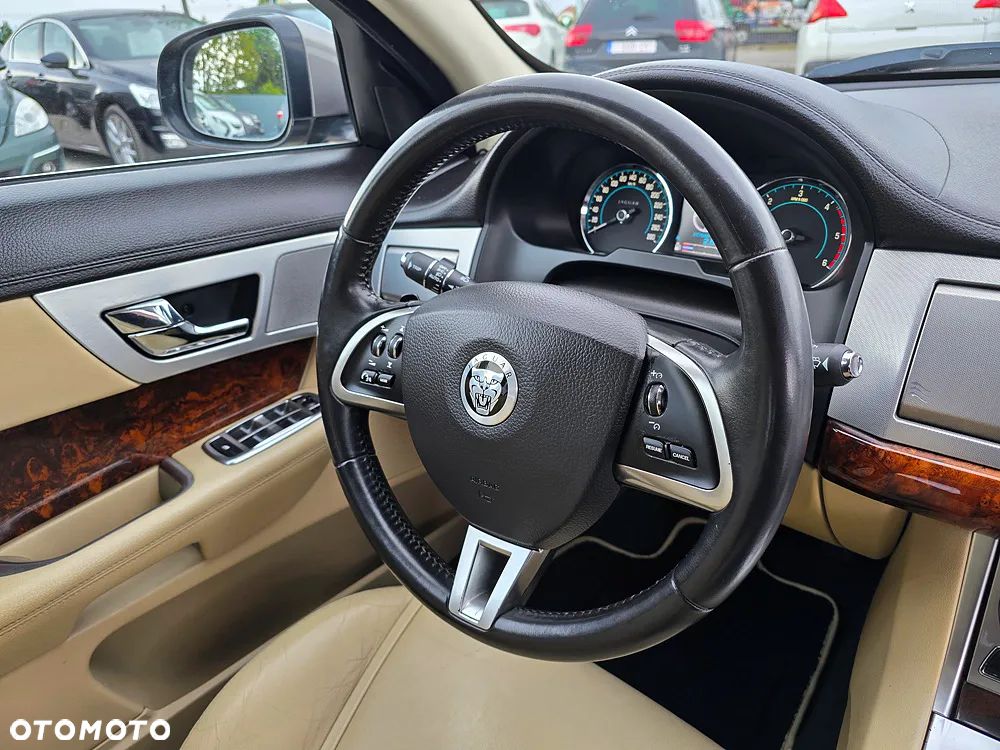 Jaguar XF 2.2 D Premium Luxury - 29