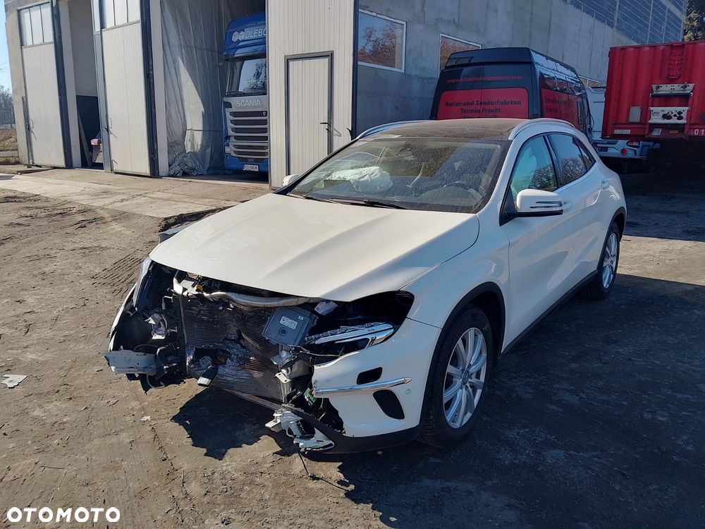 Mercedes-Benz GLA 200 - 4