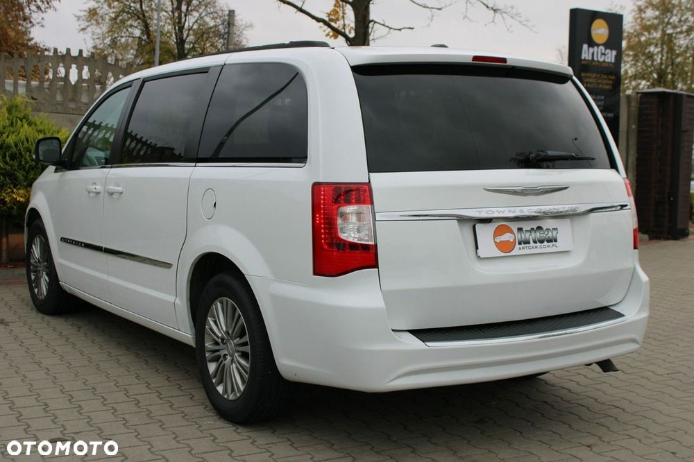 Chrysler Town & Country - 6