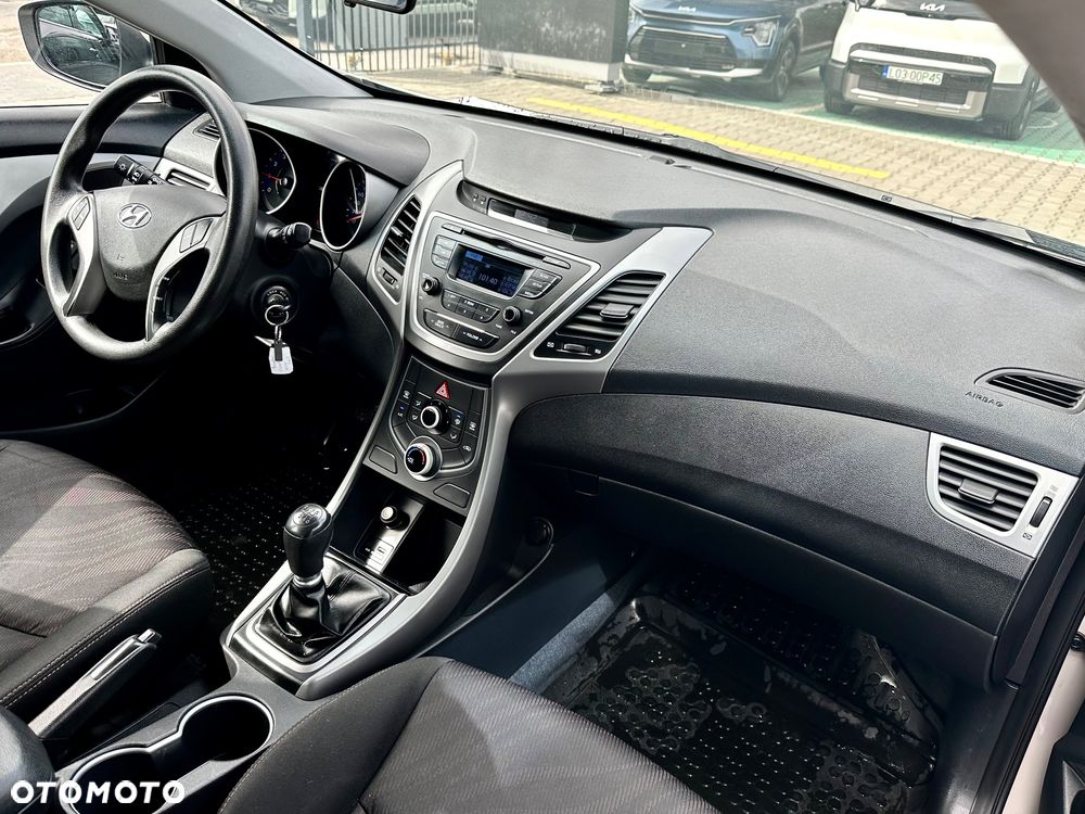Hyundai Elantra - 11