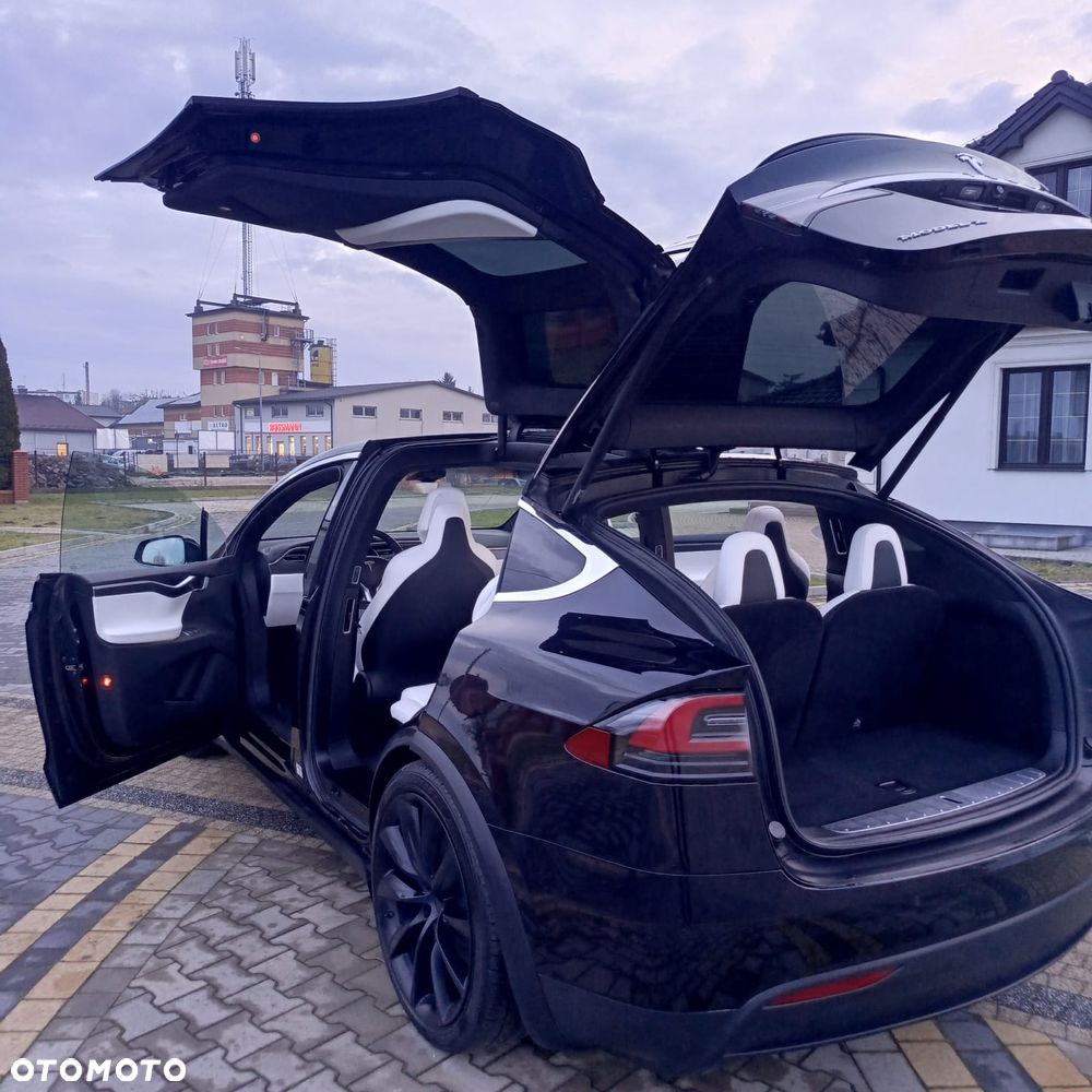 Tesla Model X - 37