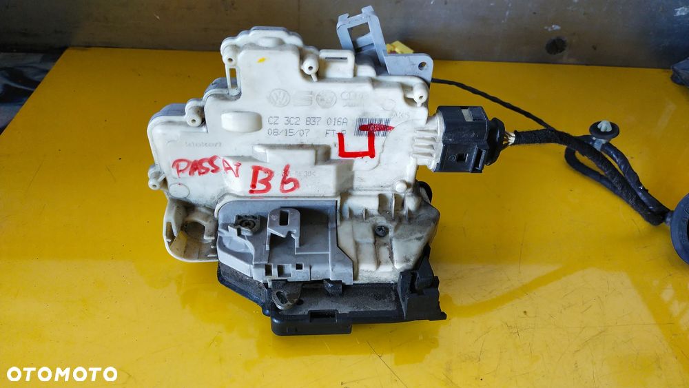 VW PASSAT B6  zamek drzwi lewy tył