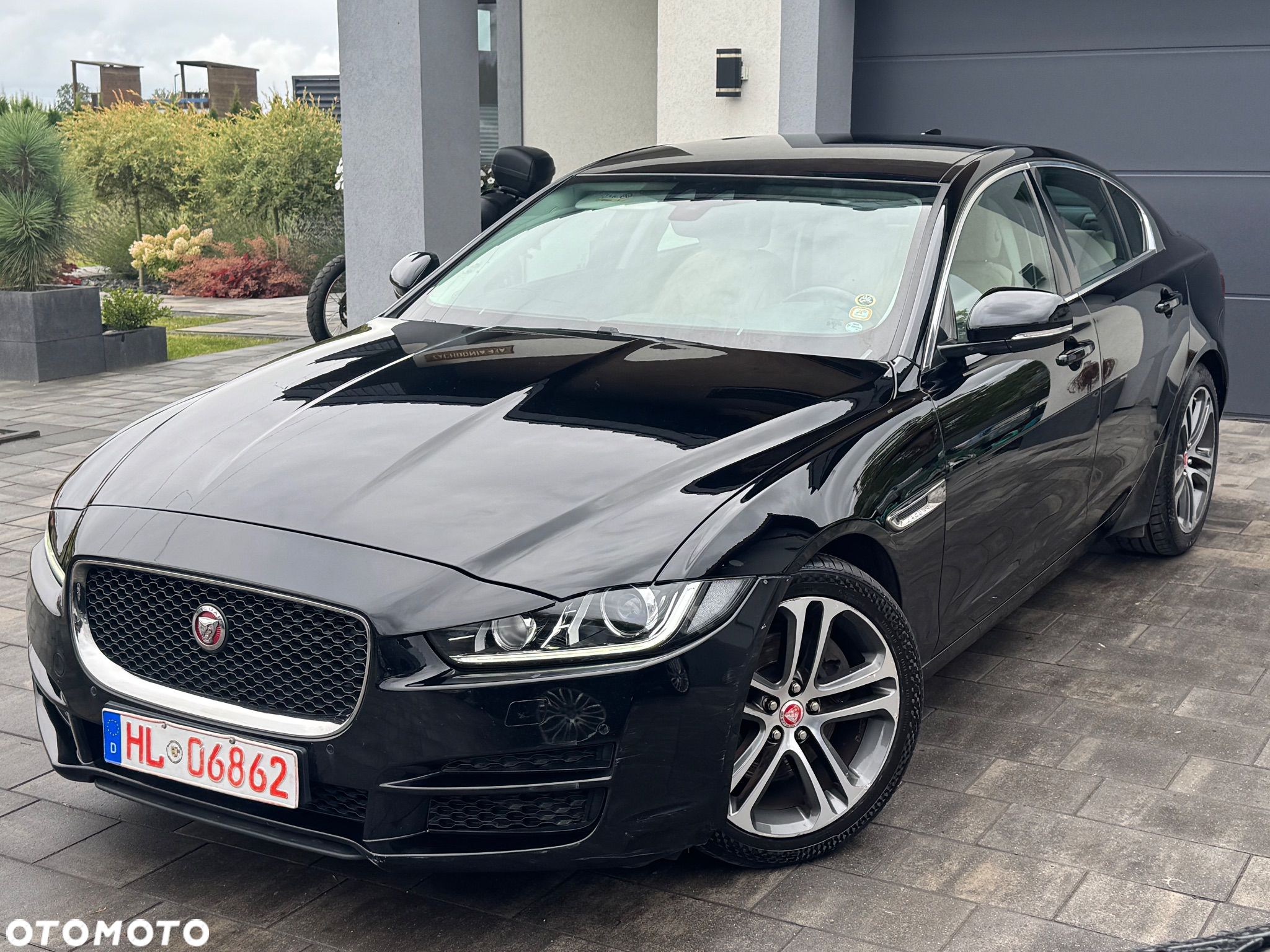Jaguar XE 2.0 D Prestige - 1