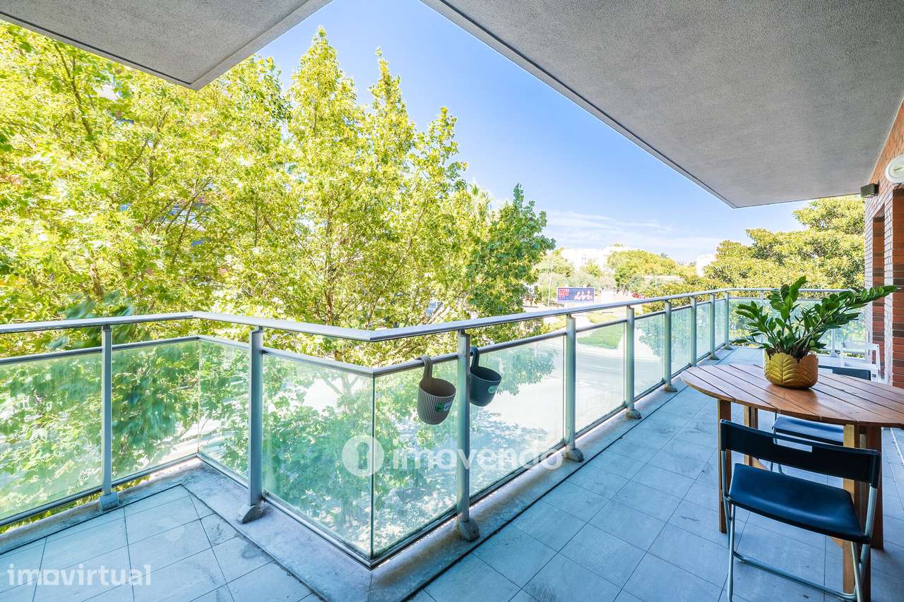 Apartamento T2 moderno, com garagem e varanda enorme, na Malvarosa - Grande imagem: 5/50