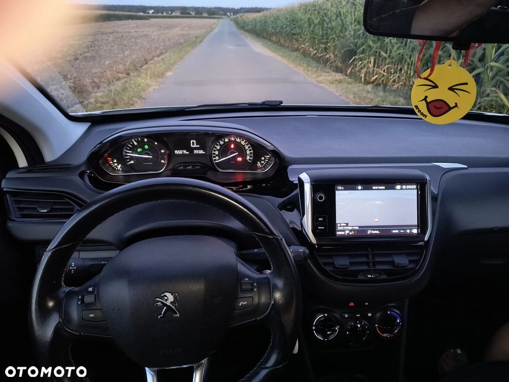 Peugeot 208 - 8