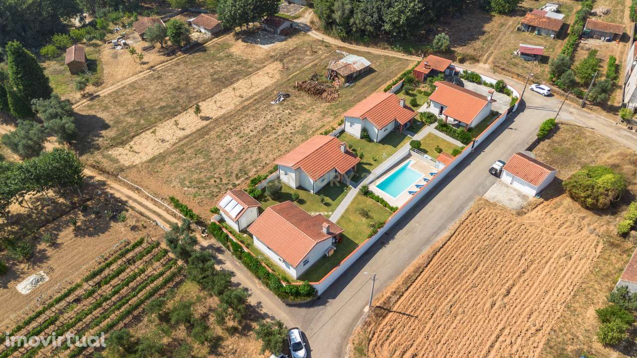 Charmosa Quintinha com 4 Moradias T2 - Ideal para Investimento ou Turi - Grande imagem: 5/28