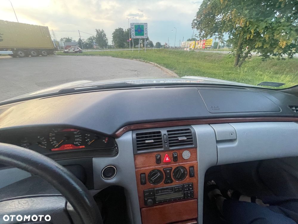 Mercedes-Benz Klasa E 240 Classic - 23