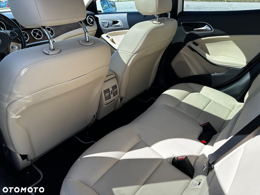 Mercedes-Benz GLA 250 4Matic 7G-DCT - 18