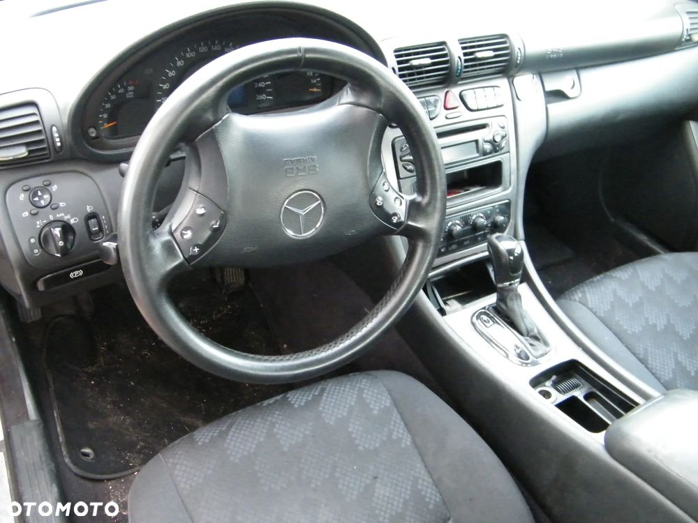 Mercedes C klasa W203 (00-04r.) 2.2D 142KM. Silnik D 611962 (OM611)  Skrzynia D 722699 lakier 744. Cały na części GWARANCJA !!!  Przód Tył Zestaw Komplet Drzwi Klapa Zderzak Błotnik Maska Grill Atrapa Szyba Pas Lampa Lusterko Boczki Fotel Kanapa Kokpit Deska Rozdzielcza Przełącznik Włącznik Sterownik Przewody Wiązka Instalacja Moduł Komputer Czujnik Listwa Pompa Alternator Wtryski Głowica Rozrusznik Kompresor Sprzęgło Dwumas Silnik Skrzynia ABS Klimatyzacji Paliwa Wspomagania Kolektor Turbina Przepustnica Zawór Chłodnica Koło Hak Belka Sanki Zawieszenie Mcpherson Półoś Amortyzator Wydech Tłumik Zacisk Most - 7