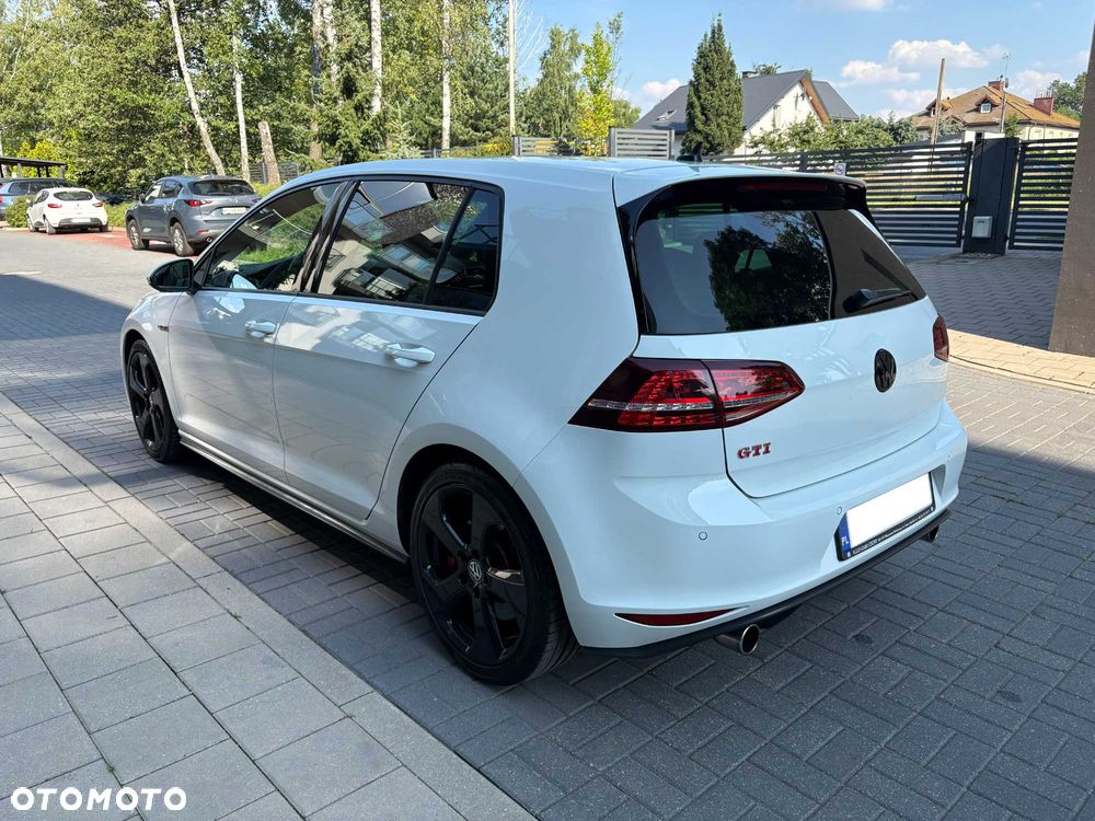 Volkswagen Golf - 6