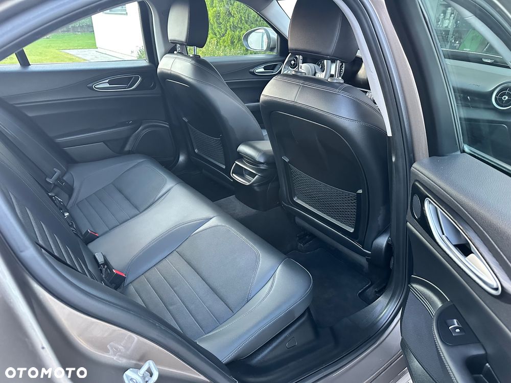 Alfa Romeo Giulia 2.2 D Turbo - 12
