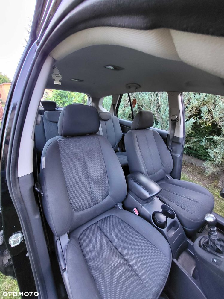 Kia Carens - 4