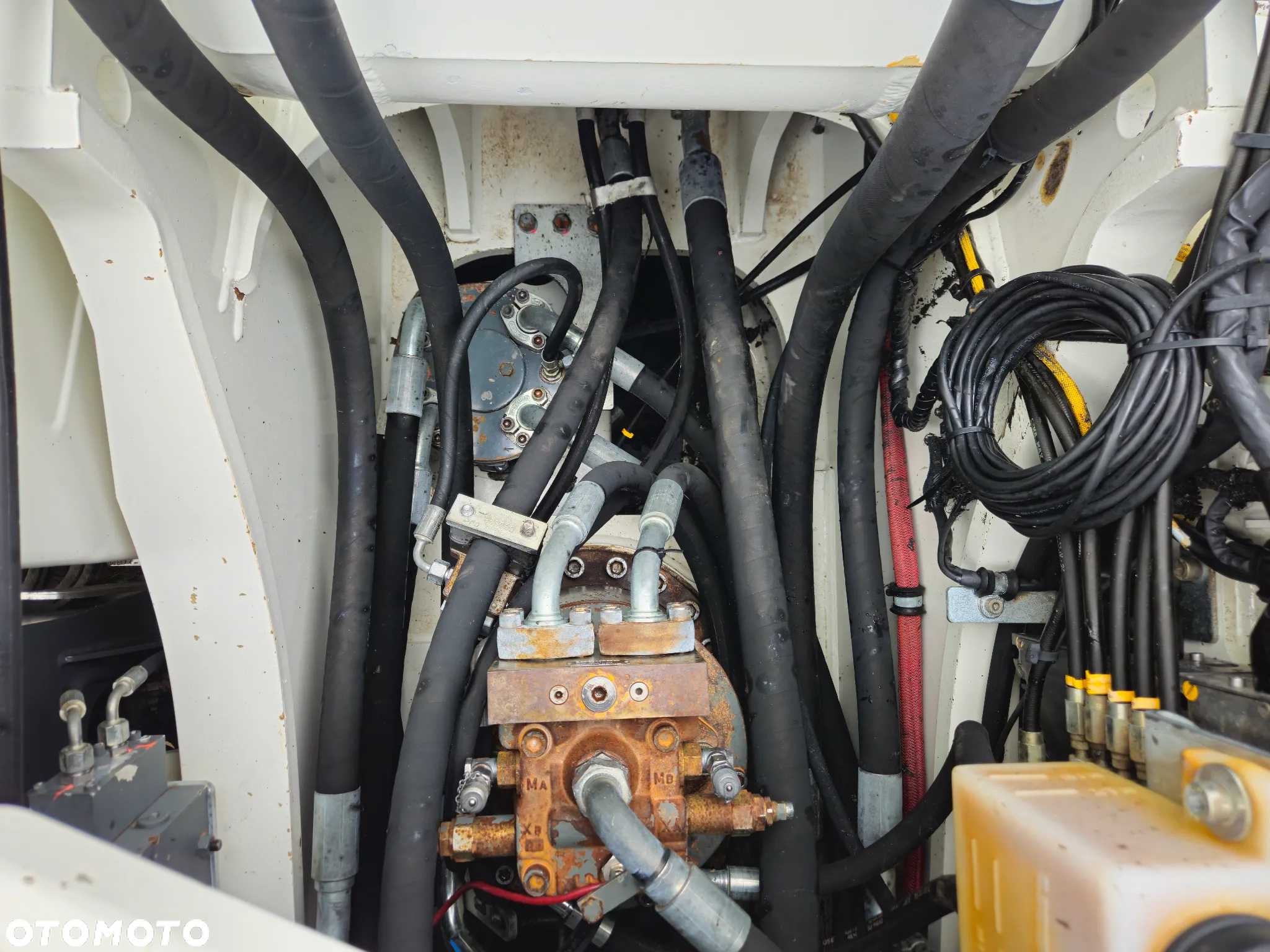 Liebherr R 906 - 17