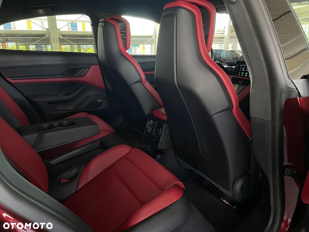 Porsche Taycan Turbo - 24