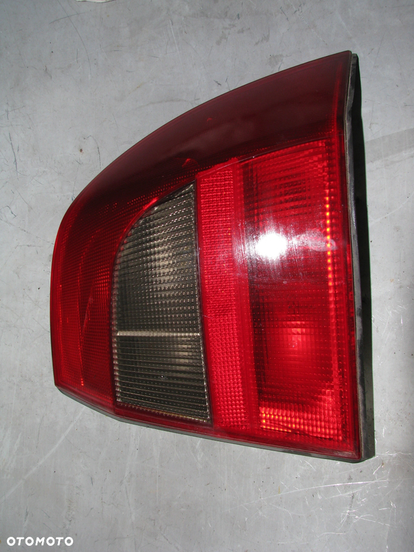 LAMPA TYLNA PRAWA OPEL VECTRA B LIFT SEDAN
