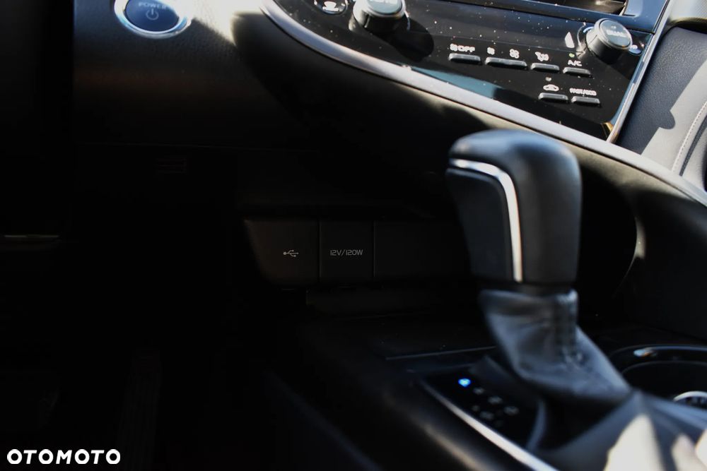 Toyota Camry 2.5 Hybrid Comfort CVT - 23