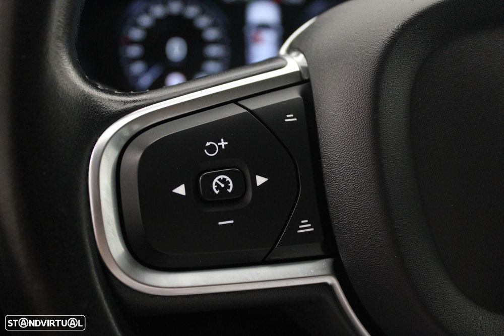 Volvo XC 60 2.0 T8 PHEV Momentum AWD — fotografia 10