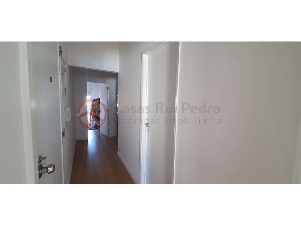 Arrenda T2 Totalmente Remodelado Open Space e Vista Desafogada no B... - Grande imagem: 4/16
