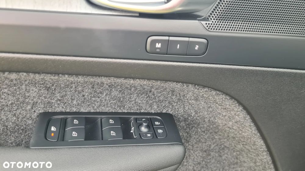 Volvo XC 40 B5 AWD Ultimate Dark - 18