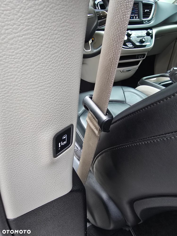 Chrysler Pacifica - 17