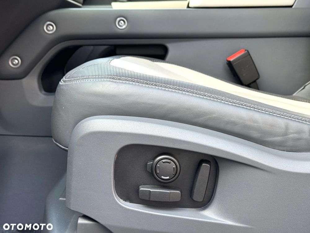 Land Rover Defender 110 D300 X-Dynamic HSE - 14