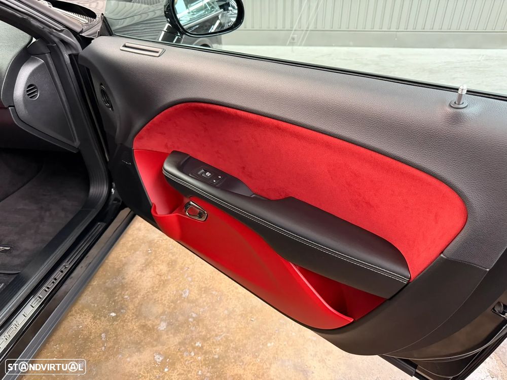 Dodge Challenger Auto SRT Hellcat - 51