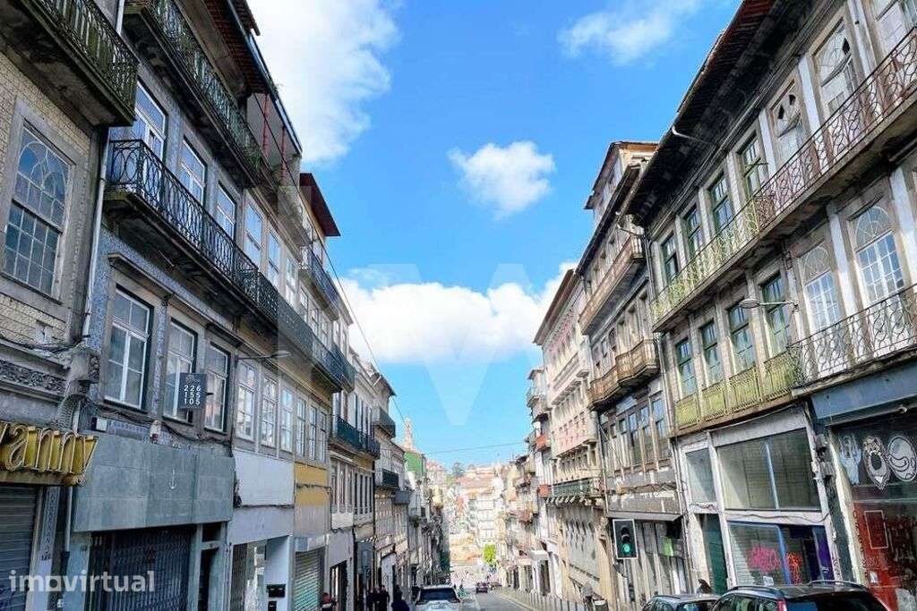Prédio na Rua 31 de Janeiro e Rua da Madeira, centro do Porto