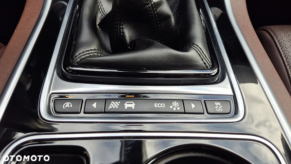 Jaguar XE 2.0 D Portfolio - 16