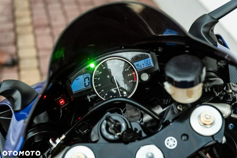 Yamaha R1 - 10