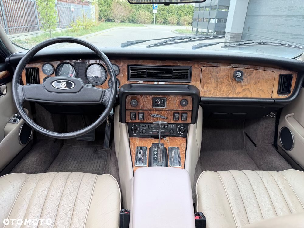 Jaguar XJ - 19