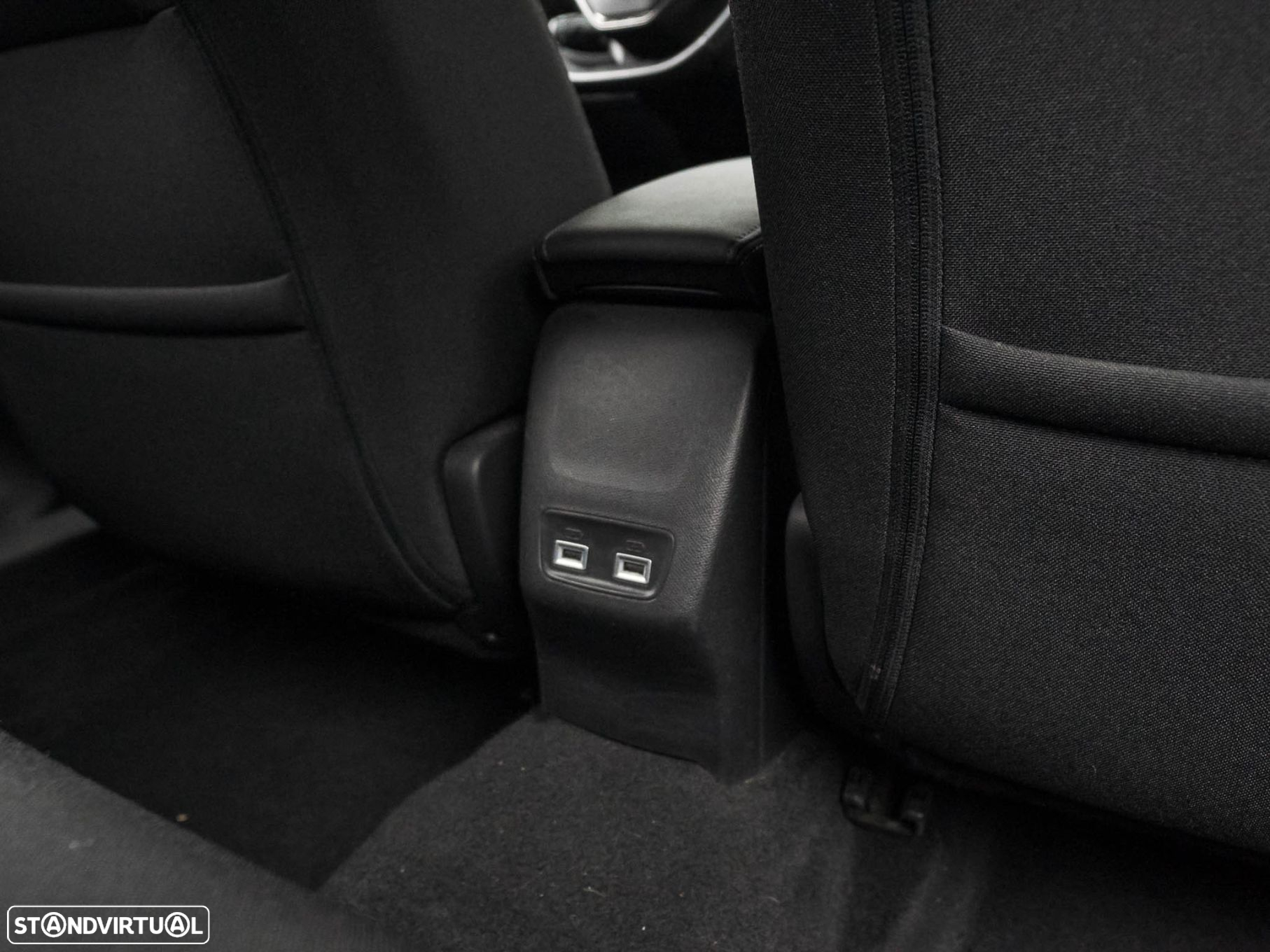 Peugeot e-2008 50 kWh Active - 41