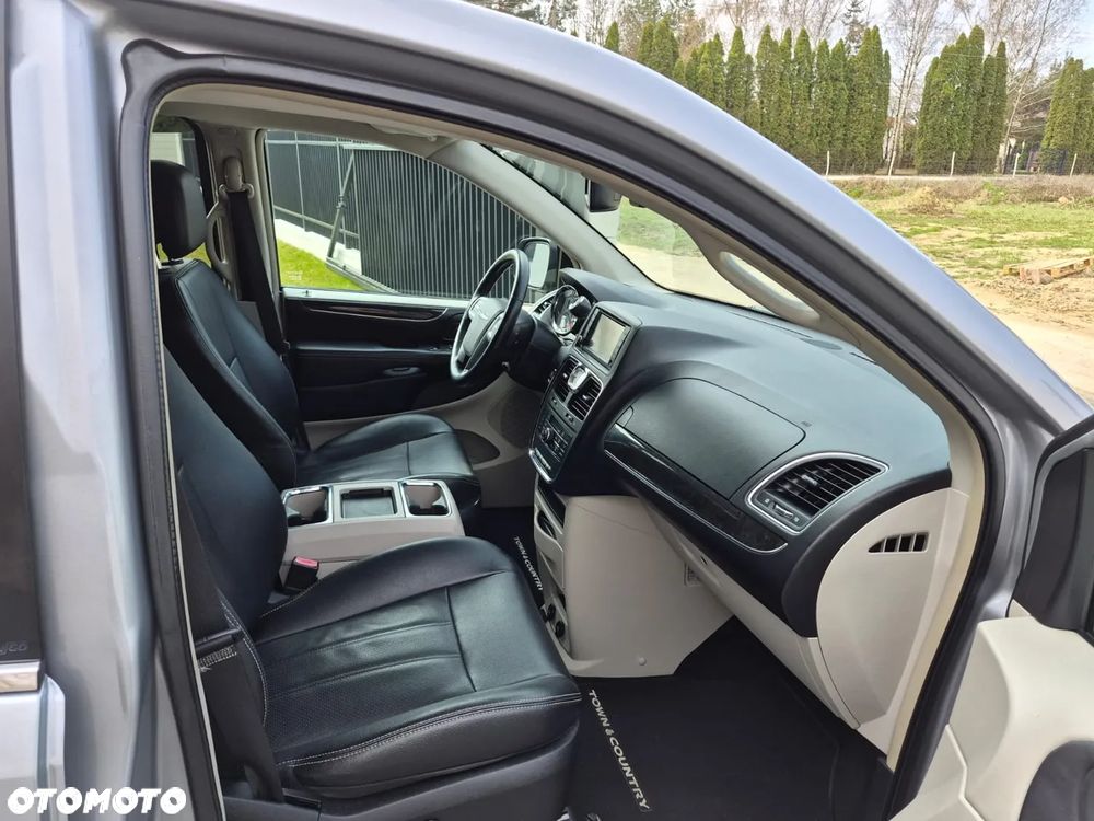 Chrysler Town & Country 3.6 Limited - 13