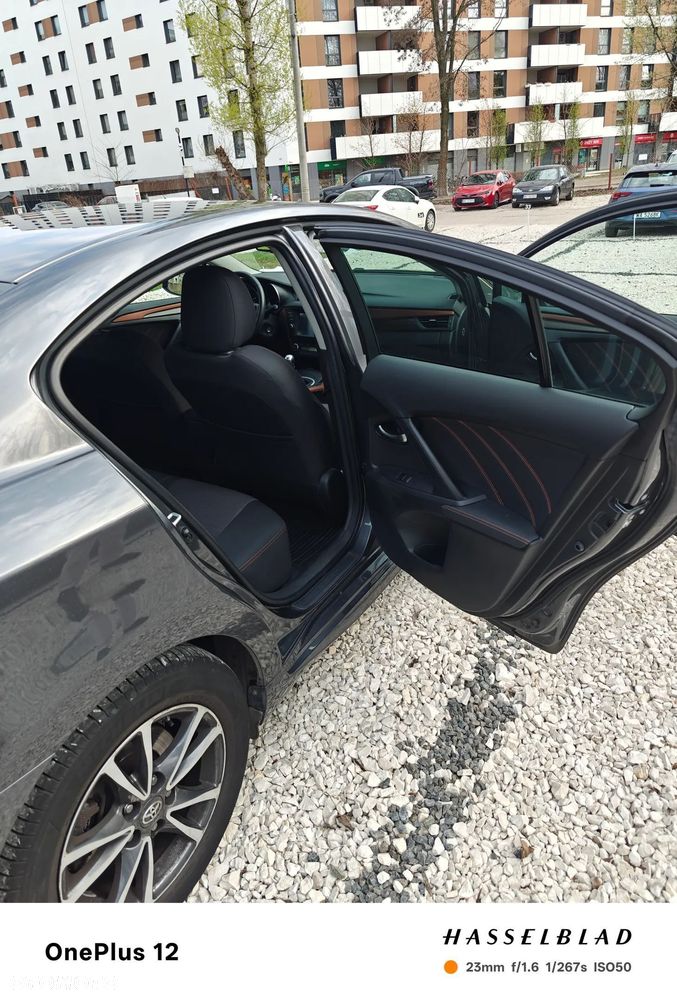 Toyota Avensis 1.8 Premium - 6