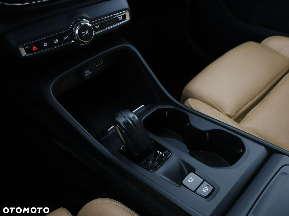 Volvo XC 40 D4 AWD Momentum Pro - 31