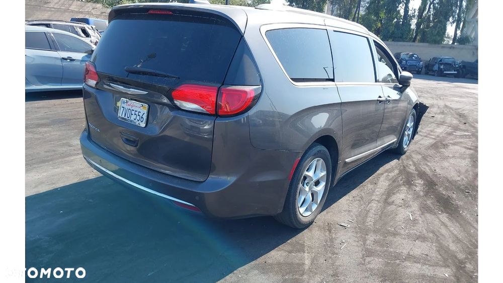 Chrysler Pacifica - 6