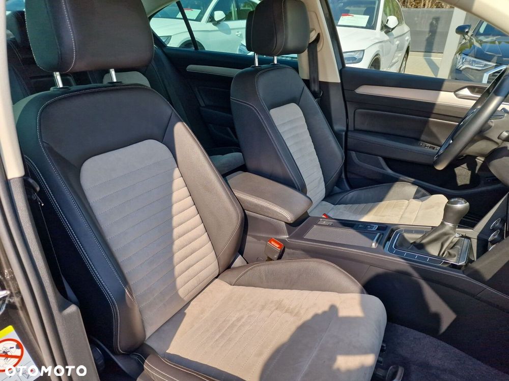 Volkswagen Passat 2.0 TDI SCR Highline - 30