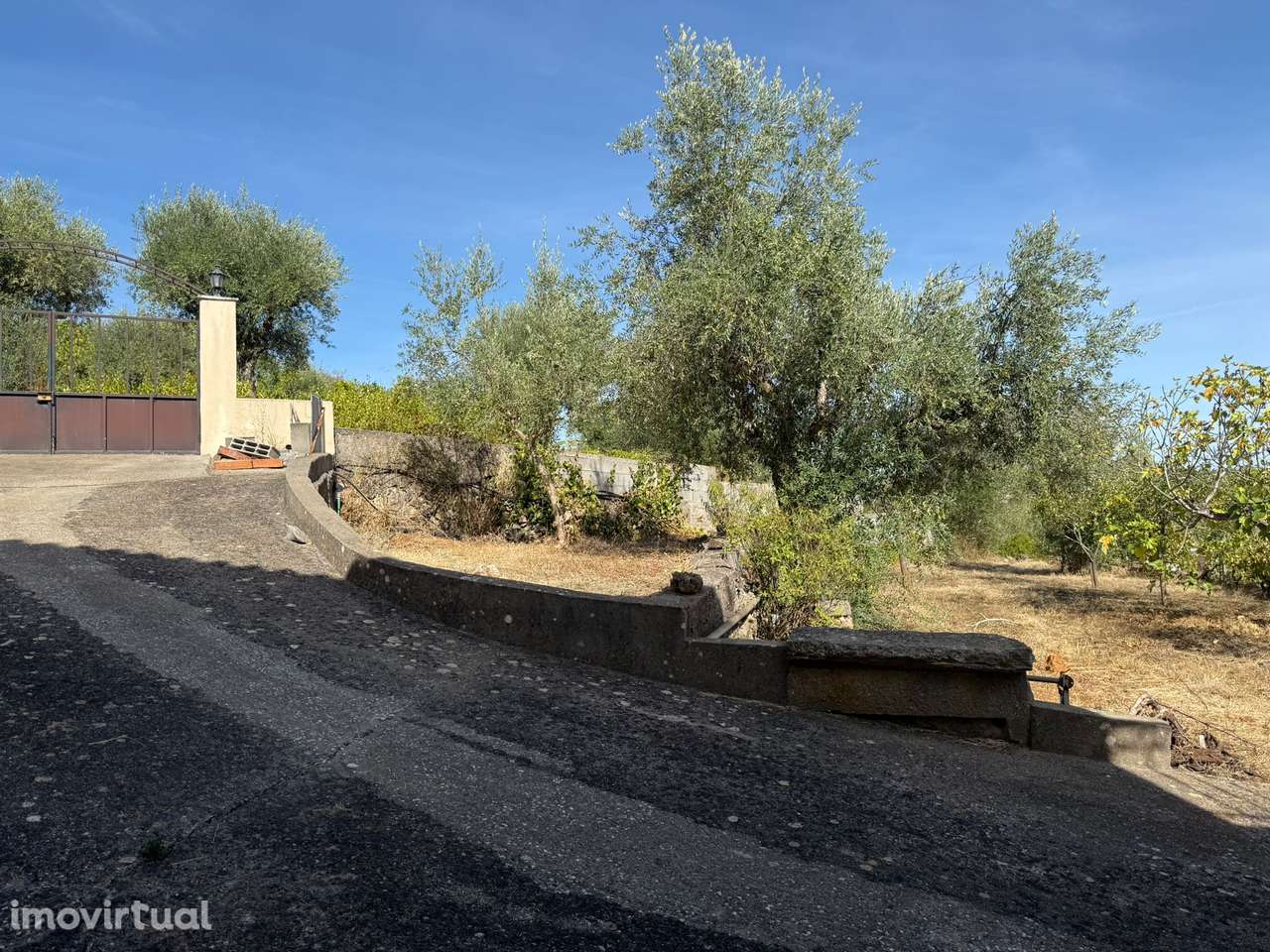 Moradia antiga com terreno, furo de agua e painéis solares aquecimento - Grande imagem: 3/34