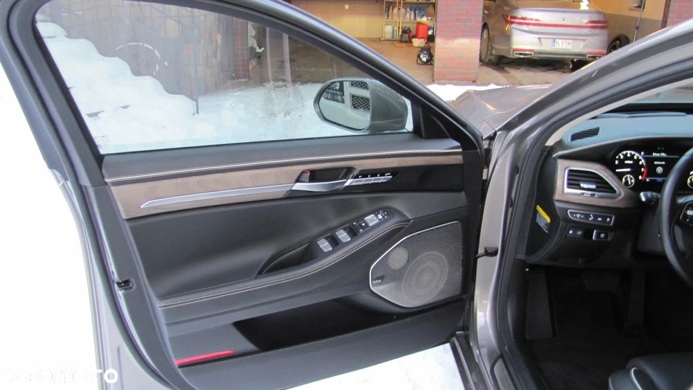 Genesis G90 - 9