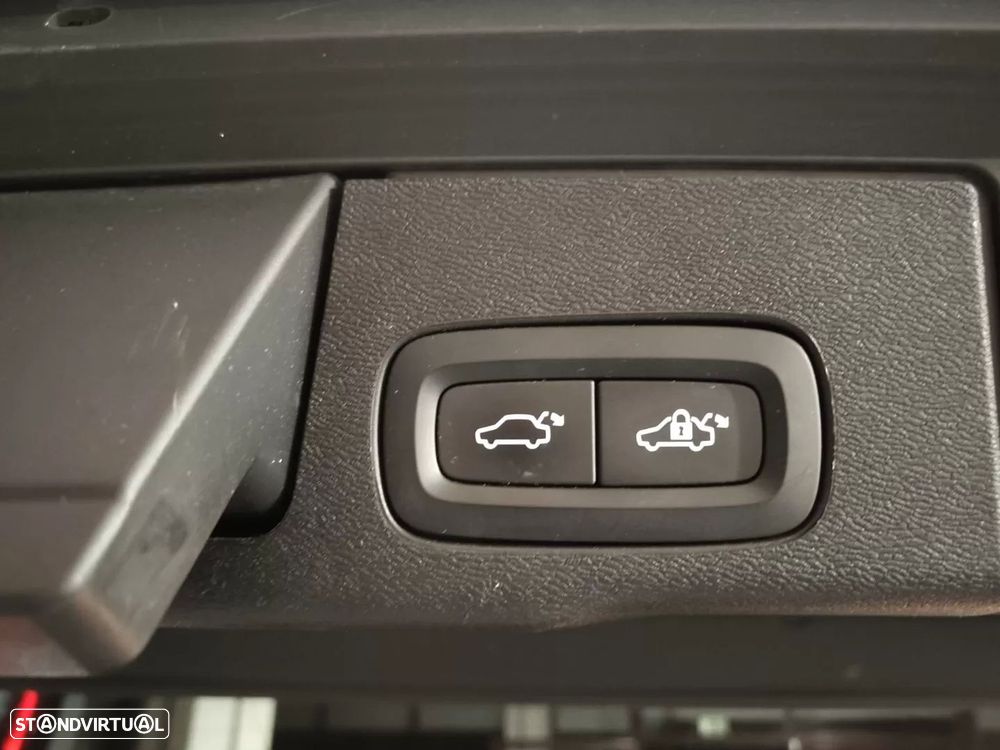 Volvo XC 60 2.0 T8 PHEV R-Design AWD - 16