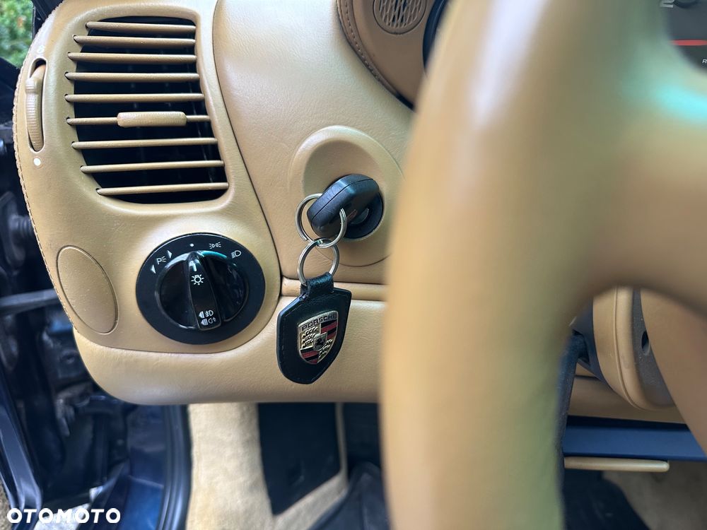 Porsche 911 Carrera 4 - 17